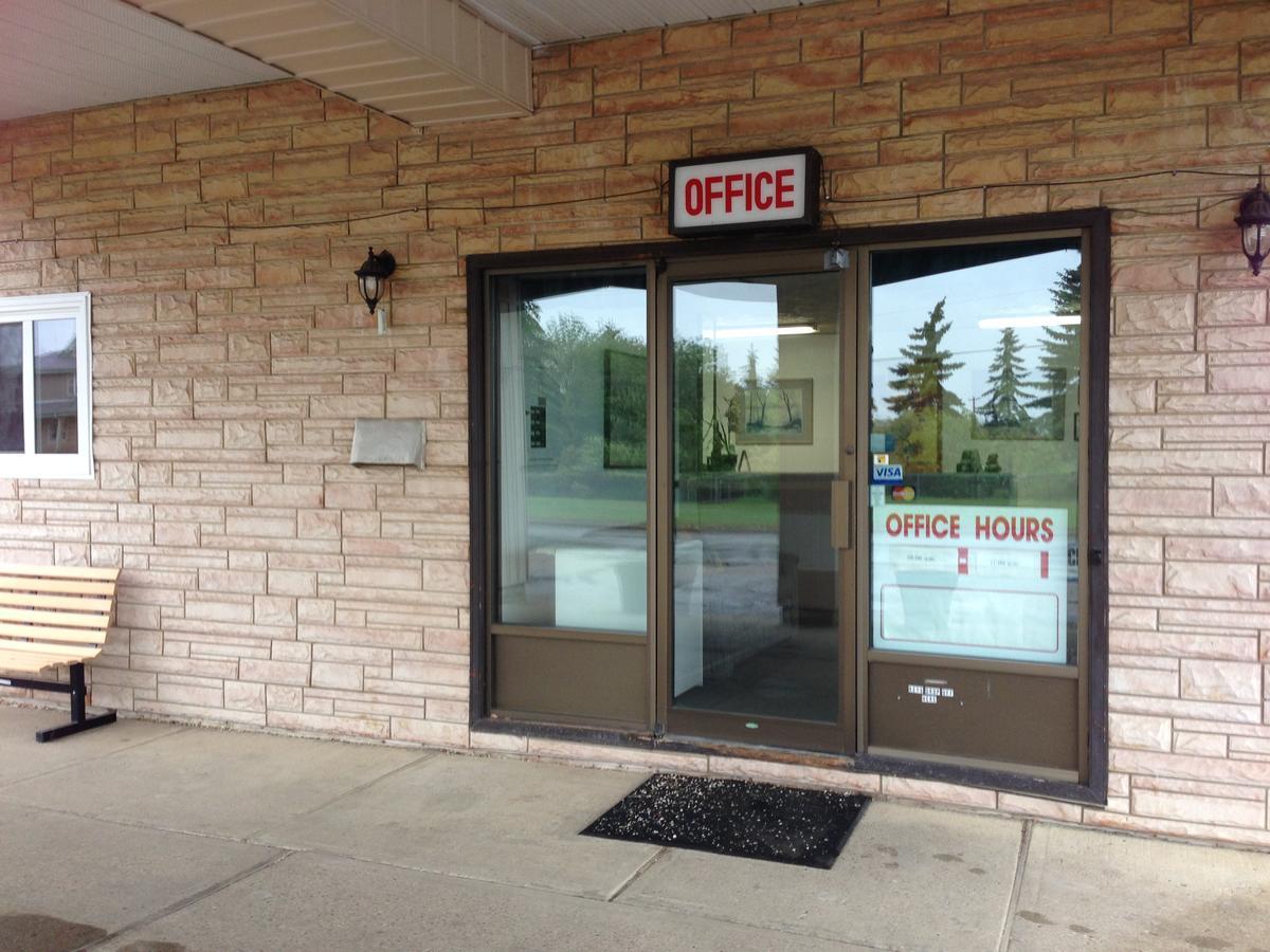 Plains Motor Inn Stettler Exterior photo